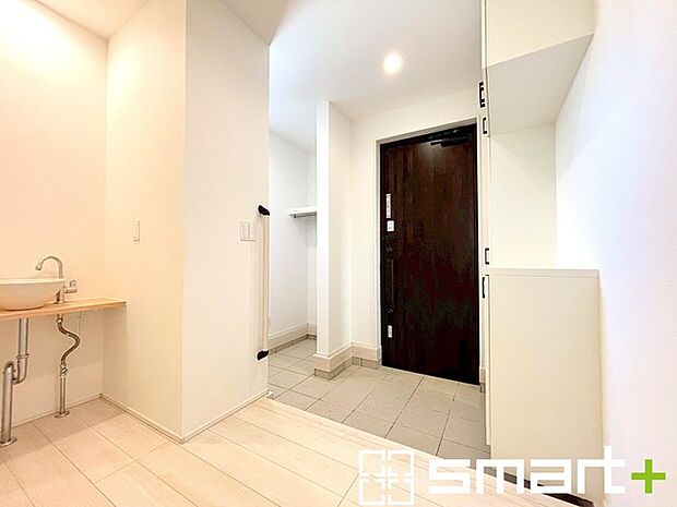 〜十分な容量のシューズボックス〜 ・備え付けのシューズボックスは充分な容量を確保。 ・より大型のものへのご変更などご希望の方もお気軽にご相談くださいませ。