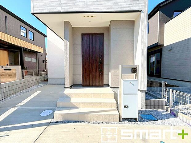 〜宅配ボックスを標準装備〜 ・ネットショッピングが当たり前になった今の時代に嬉しい宅配ボックスを標準装備。 ・お仕事や外出の際もお荷物の受取が可能です。