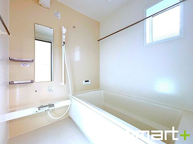 〜浴室乾燥機付きの浴室〜 ・浴室には乾燥機が付いているので雨の日でも洗濯物を干すことが可能です。 ・水はけの良い床材など機能面も充実。マイクロバブルなどオプションもご相談くださいませ。