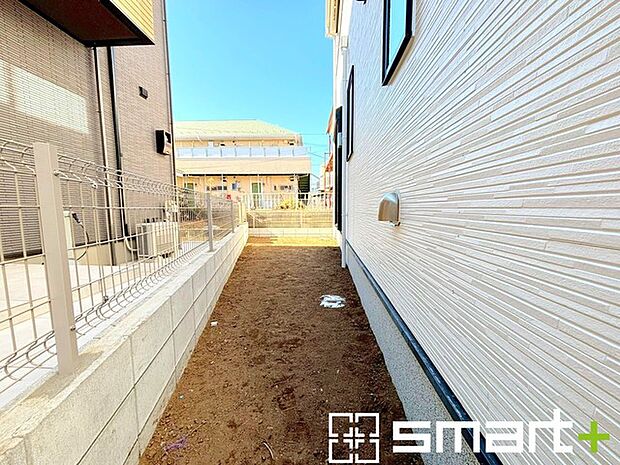 〜お庭もある余裕の敷地〜 ・広々した敷地にはお庭もご用意。お庭があるだけで余裕を感じますね。 ・防草シートや人工芝の敷設などのオプションもお気軽にご相談くださいませ。