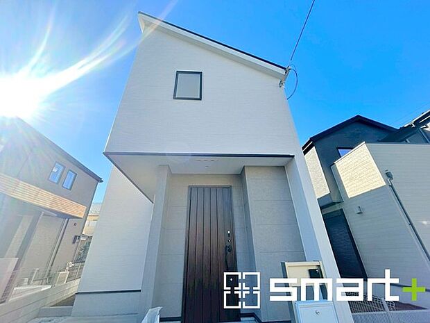 〜閑静な住宅街の立地〜 ・周辺は閑静な住宅街となっておりますので、静かな暮らしをご実現いただけます。 ・前面道路の交通量も多くないので、小さなお子様がいるご家庭でもご安心ですね。