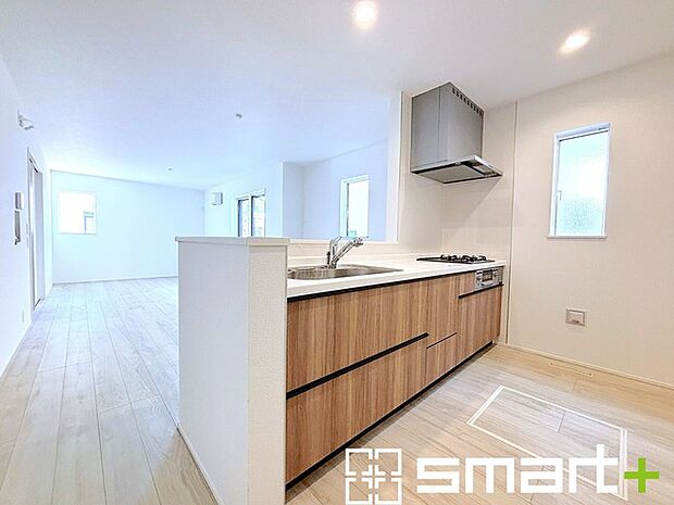 ~使い勝手の良いシステムキッチン~ ・料理がしやすい設計のキッチンでお料理もはかどりますね。 ・もちろんキッチン下部は収納になっておりますので、フライパンなども収納可能です。