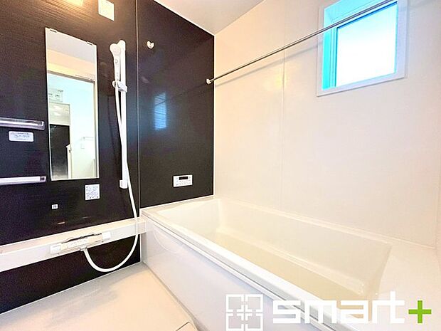 ~浴室乾燥機付きの浴室~ ・浴室には乾燥機が付いているので雨の日でも洗濯物を干すことが可能です。 ・水はけの良い床材など機能面も充実。マイクロバブルなどオプションもご相談くださいませ。