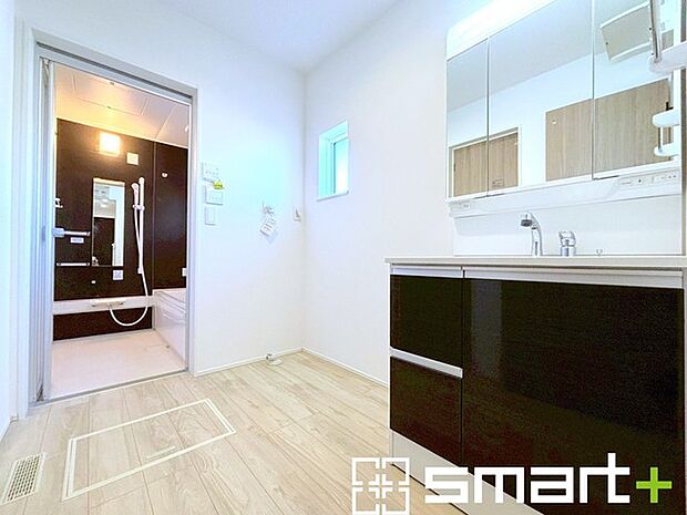 ~余裕のある広さの洗面スペース~ ・洗面スペースを大きめに取る事でリネン置場などにも困らず、洗濯なども楽々行っていただけます。 ・洗面が広い物件は意外と少ないので、ぜひご覧くださいませ。