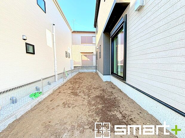 ~お庭もある余裕の敷地~ ・広々した敷地にはお庭もご用意。お庭があるだけで余裕を感じますね。 ・防草シートや人工芝の敷設などのオプションもお気軽にご相談くださいませ。