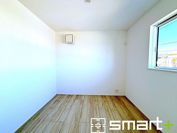 ~自然な風合いの洋室~ ・ナチュラルな色彩で纏められた洋室は家具のコーディネートもしやすくなっております。 ・どんな家具にするか考えるだけでも楽しくなってきますね。