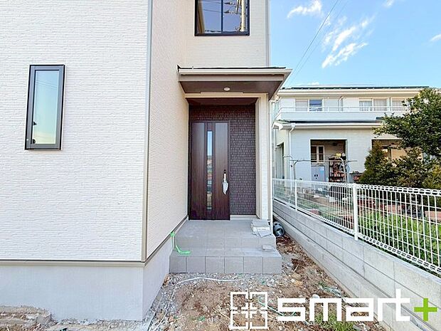 ~お住まいの顔「玄関」~ ・玄関ドアの上にはもちろん軒がございますので、雨の日でも濡れずに鍵の開閉が可能です。 ・鍵は防犯性に優れたディンプルキーを採用。