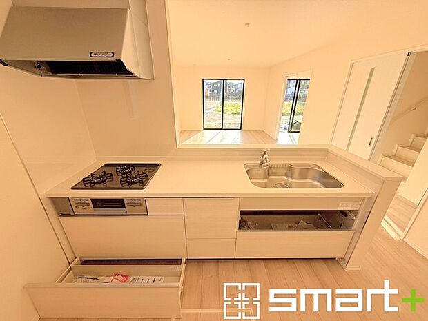 ~人気のカウンターキッチン~ ・キッチンには余計な柱が無いので、リビングが見渡せ開放感のある造りとなっております。 ・蛇口には浄水器が内蔵されるなど機能面でも優れたキッチンです。