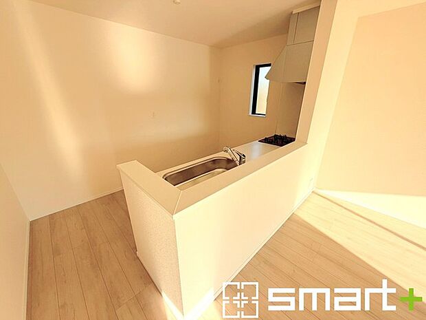 ~使い勝手の良いシステムキッチン~ ・料理がしやすい設計のキッチンでお料理もはかどりますね。 ・もちろんキッチン下部は収納になっておりますので、フライパンなども収納可能です。