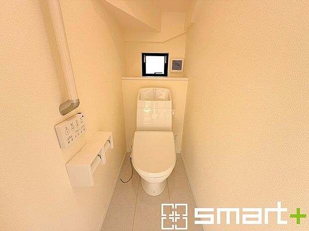 ~小窓付きの明るいトイレ~ ・使用後や掃除の際に窓を開ければ、外からの新鮮な空気を取り込み素早く換気ができます。 ・清潔感あるウォシュレット付です。