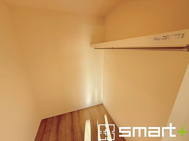 ~ウォークインクローゼット~ ・衣類をハンガーに掛けたまま収納できるウォークインクローゼットは重宝しますね。 ・季節ものや小物類なども整理整頓しやすく生活空間が広がります。