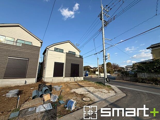 ~開放感ある角地のお住まい~ ・2方向が空く事で開放感のある角地に位置しております。 ・窮屈な感じが無く、ゆったりと暮らせるこの魅力をぜひ現地でご体感くださいませ。