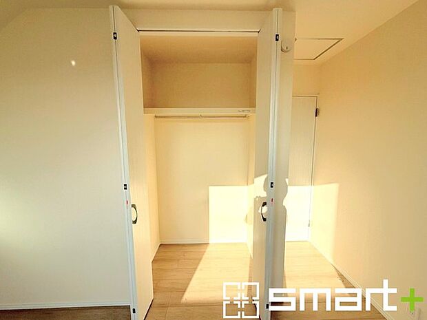 ~収納豊富な洋室~ ・各居室に備え付けの収納をご用意。タンスなどを置く場合と比べ出っ張らないので部屋の中を有効のご活用いただけます。 ・収納の広さなどぜひ現地でご確認くださいませ。