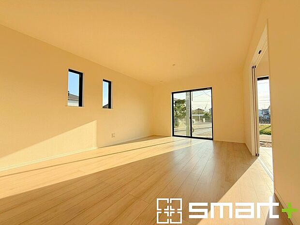 ~穏やかな陽の入るLDK~ ・大きな窓のあるLDKは陽当りも良好で明るい空間となっております。 ・ご家族団らんなど過ごす時間の多いLDKが明るいのは嬉しいポイントですね。