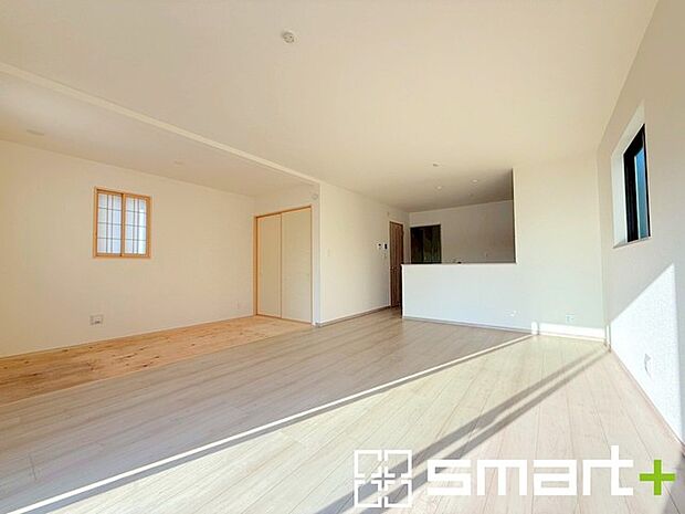 ~家族団らんのLDK~ ・日当り良好のLDKは隣接する畳コーナーを開放すると21帖の広々とした空間になります。 ・家事をしながらリビング全体が見渡せるカウンターキッチンも魅力。