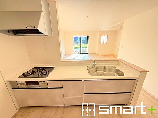 ~人気のカウンターキッチン~ ・キッチンには余計な柱が無いので、リビングが見渡せ開放感のある造りとなっております。 ・蛇口には浄水器が内蔵されるなど機能面でも優れたキッチンです。