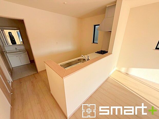 ~使い勝手の良いシステムキッチン~ ・料理がしやすい設計のキッチンでお料理もはかどりますね。 ・もちろんキッチン下部は収納になっておりますので、フライパンなども収納可能です。