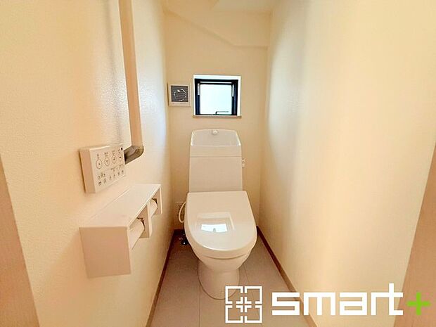 ~小窓付きの明るいトイレ~ ・使用後や掃除の際に窓を開ければ、外からの新鮮な空気を取り込み素早く換気ができます。 ・清潔感あるウォシュレット付です。