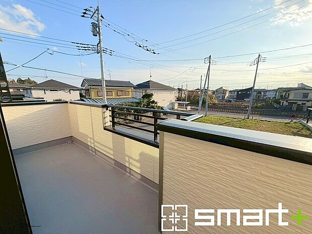 ~洗濯物も干しやすいバルコニー~ ・陽当たり良好な南側のバルコニーは2部屋から出入りができて毎日のお洗濯も快適。 ・テラス屋根等のオプションもお気軽にご相談くださいませ。