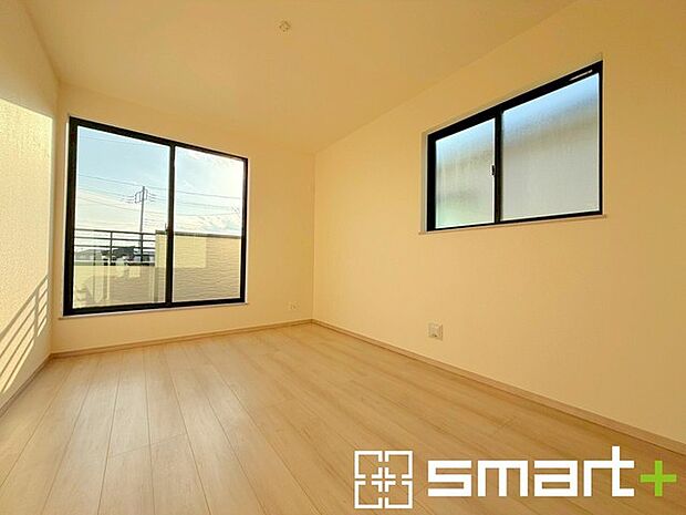 ~明るく暖かな光が差し込む洋室~ ・窓からたっぷりの光が舞い込み、お部屋全体を優しく包み込んでくれます。 ・くつろぎのプライベート時間を明るい空間で穏やかにお過ごしいただけます。