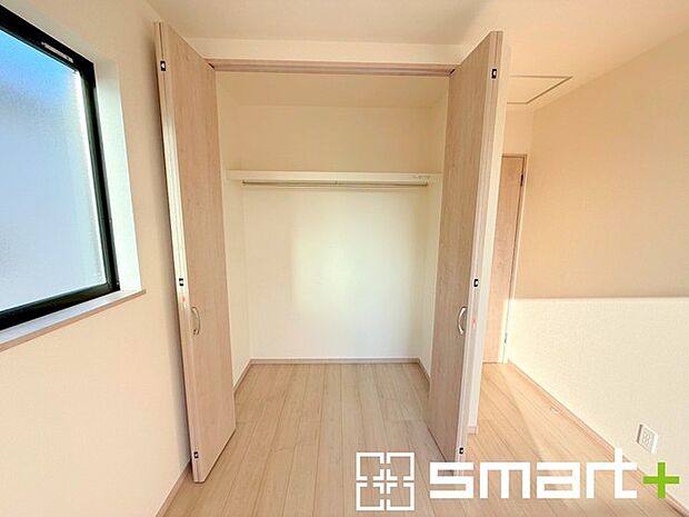 ~収納豊富な洋室~ ・各居室に備え付けの収納をご用意。タンスなどを置く場合と比べ出っ張らないので部屋の中を有効のご活用いただけます。 ・収納の広さなどぜひ現地でご確認くださいませ。