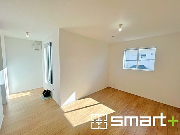 〜自然な風合いの洋室〜 ・ナチュラルな色彩で纏められた洋室は家具のコーディネートもしやすくなっております。 ・どんな家具にするか考えるだけでも楽しくなってきますね。 