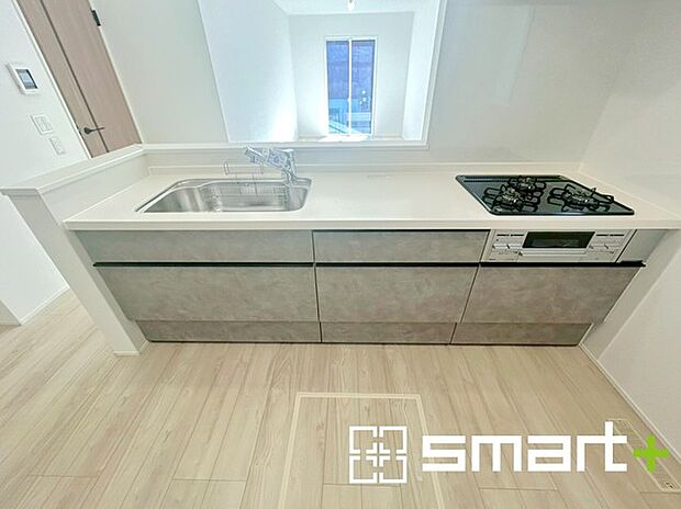 〜人気のカウンターキッチン〜 ・キッチンには余計な柱が無いので、リビングが見渡せ開放感のある造りとなっております。 ・蛇口には浄水器が内蔵されるなど機能面でも優れたキッチンです。 