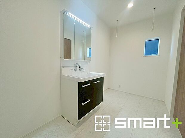 〜余裕のある広さの洗面スペース〜 ・洗面スペースを大きめに取る事でリネン置場などにも困らず、洗濯なども楽々行っていただけます。 ・洗面が広い物件は意外と少ないので、ぜひご覧くださいませ。 