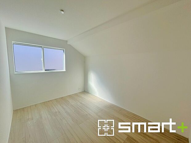 〜オプション施行もお任せください〜 ・フローリングの変色など劣化を軽減し、水をこぼした場合などにも防いでくれるフロアコーテイングが人気となっております。 ・オプション施行もお任せください。 