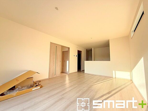 ~ナチュラルな色彩のLDK~ ・自然な風合いの色味で纏められたLDKは家具のコーディネートもしやすくなっております。 ・どんなインテリアにするか、考えるだけでも楽しくなりますね。