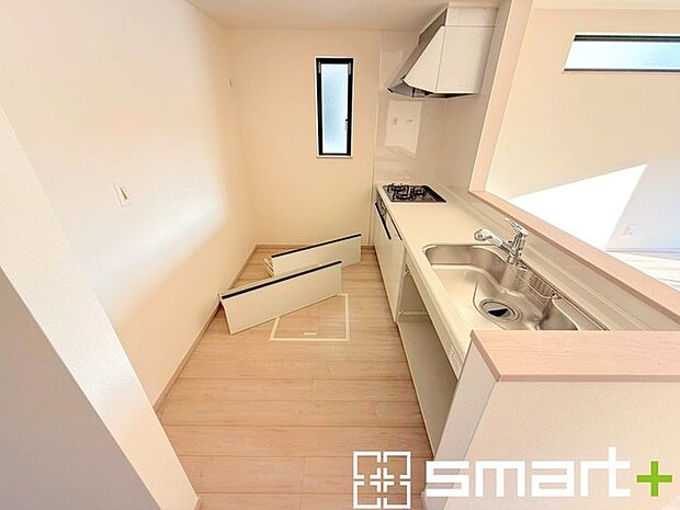 ~人気のカウンターキッチン~ ・キッチンには余計な柱が無いので、リビングが見渡せ開放感のある造りとなっております。 ・蛇口には浄水器が内蔵されるなど機能面でも優れたキッチンです。