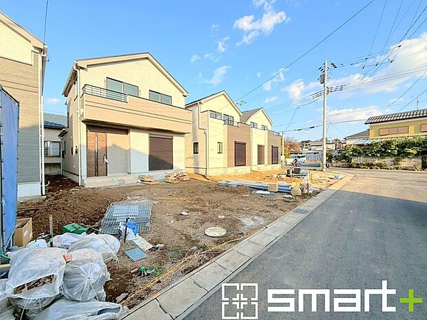 ~閑静な住宅街の立地~ ・周辺は閑静な住宅街となっておりますので、静かな暮らしをご実現いただけます。 ・前面道路の交通量も多くないので、小さなお子様がいるご家庭でもご安心ですね。