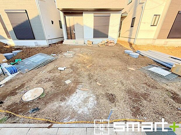 ~ゆとりあるカースペース~ ・セカンドカーや来客時にも困らないカースペース2台分は並列駐車可能でお車の出し入れもラクラク。 ・カーポートなどのオプションもお気軽にご相談くださいませ。