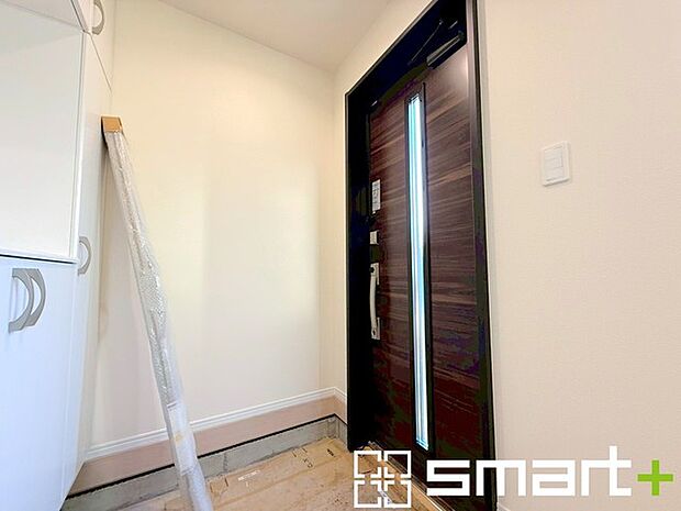 ~穏やかな陽が入る玄関~ ・玄関ドアにガラス部分を設ける事で穏やかな陽の入る玄関になります。 ・ご家族やお客様を明るい空間で出迎えてくれます。