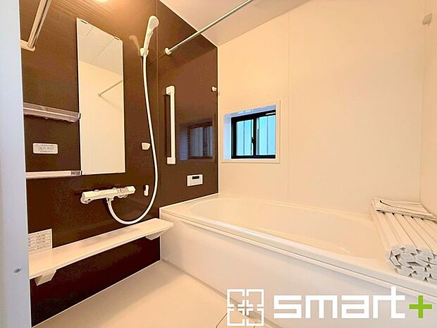 ~浴室乾燥機付きの浴室~ ・浴室には乾燥機が付いているので雨の日でも洗濯物を干すことが可能です。 ・水はけの良い床材など機能面も充実。マイクロバブルなどオプションもご相談くださいませ。