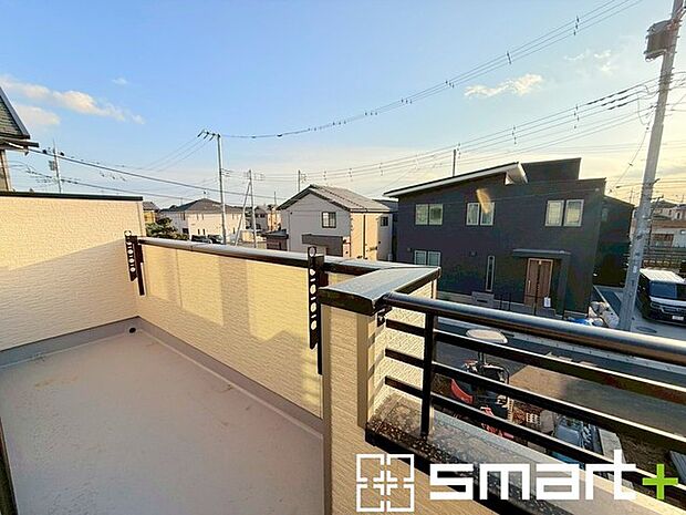 ~洗濯物も干しやすいバルコニー~ ・陽当たり良好な南側のバルコニーは2部屋から出入りができて毎日のお洗濯も快適。 ・テラス屋根等のオプションもお気軽にご相談くださいませ。