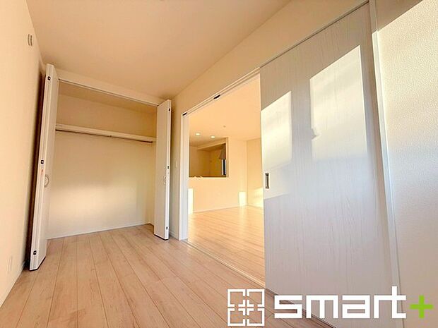 ~リビング横にはフリールーム~ ・リビング横に開放感をプラスしてくれるフリールーム。収納スペース付き。 ・お子様のプレイルームやお昼寝、趣味のお部屋など、用途様々ですね。