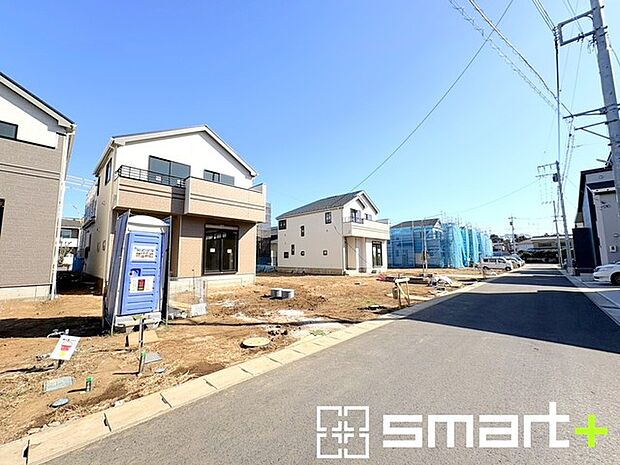 〜閑静な住宅街の立地〜 ・周辺は閑静な住宅街となっておりますので、静かな暮らしをご実現いただけます。 ・前面道路の交通量も多くないので、小さなお子様がいるご家庭でもご安心ですね。 