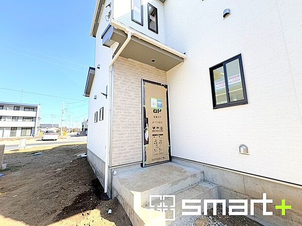 〜ベタ基礎でしっかりとした土台〜 ・コンクリートの中に鉄筋を配し強度を高めた「ベタ基礎」を採用。 ・しっかりとした土台を造ったうえで、その上に建物が築造されていきます。 