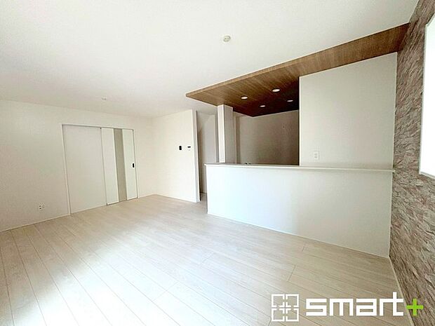 〜ナチュラルな色彩のＬＤＫ〜 ・自然な風合いの色味で纏められたＬＤＫは家具のコーディネートもしやすくなっております。 ・どんなインテリアにするか、考えるだけでも楽しくなりますね。 