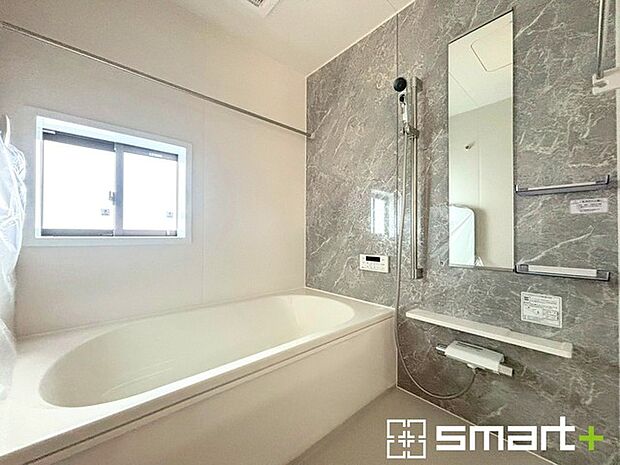 〜浴室乾燥機付きの浴室〜 ・浴室には乾燥機が付いているので雨の日でも洗濯物を干すことが可能です。 ・水はけの良い床材など機能面も充実。マイクロバブルなどオプションもご相談くださいませ。 