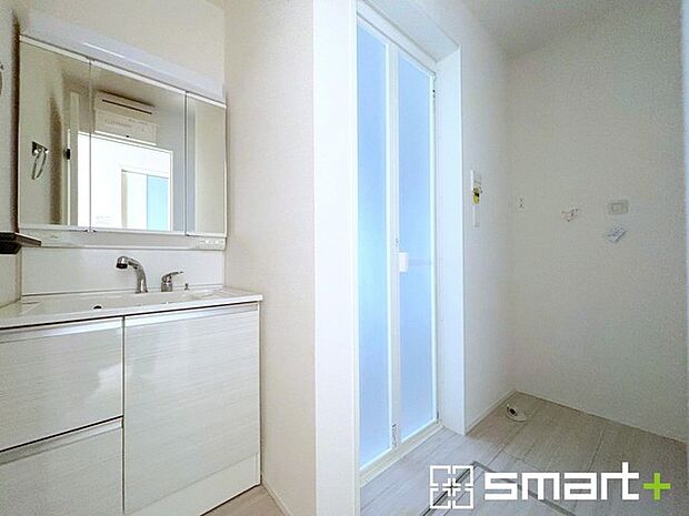 〜人気の三面鏡を採用〜 ・洗面台は三面鏡仕様なので鏡の角度を変える事で頭の後ろの方までご確認可能です。 ・鏡の裏が収納になっておりますので、洗面台周りもスッキリと片付きます。 