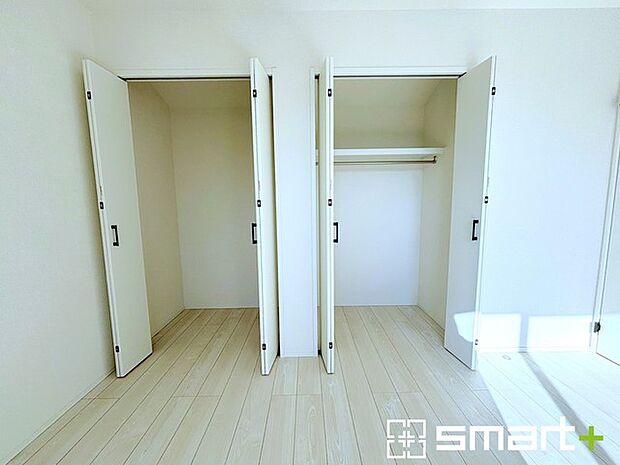 〜収納豊富な洋室〜 ・各居室に備え付けの収納をご用意。タンスなどを置く場合と比べ出っ張らないので部屋の中を有効のご活用いただけます。 ・収納の広さなどぜひ現地でご確認くださいませ。 