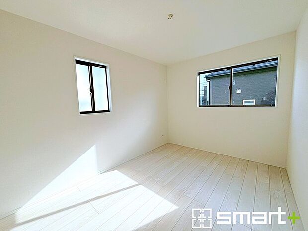 〜2面採光の明るいお部屋〜 ・洋室は2面採光とする事で穏やかな陽の入る明るい空間となっております。 ・くつろぎのプライベート時間を明るい空間で穏やかにお過ごしいただけます。 