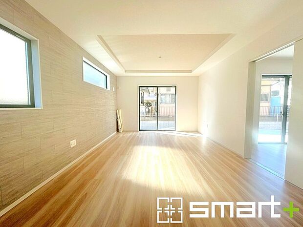 〜穏やかな陽の入るLDK〜 ・大きな窓のあるLDKは陽当りも良好で明るい空間となっております。 ・ご家族団らんなど過ごす時間の多いLDKが明るいのは嬉しいポイントですね。