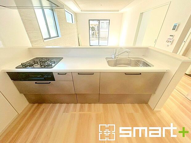 〜人気のカウンターキッチン〜 ・キッチンには余計な柱が無いので、リビングが見渡せ開放感のある造りとなっております。 ・蛇口には浄水器が内蔵されるなど機能面でも優れたキッチンです。