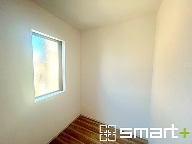 〜本格的な広さのウォークイン〜 ・しっかりとした広さのウォークインクローゼットを設けた仕様。 ・よくある小さめのウォークインは実際には収納力弱めですが、これだけ大きいと十分な収納力です。