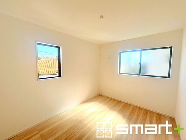 〜2面採光の明るいお部屋〜 ・洋室は2面採光とする事で穏やかな陽の入る明るい空間となっております。 ・くつろぎのプライベート時間を明るい空間で穏やかにお過ごしいただけます。