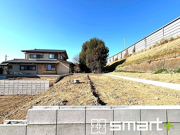 ～閑静な住宅街の立地～ ・周辺は閑静な住宅街となっておりますので、静かな暮らしをご実現いただけます。 ・前面道路の交通量も多くないので、小さなお子様がいるご家庭でもご安心ですね。 