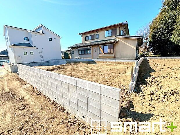 ~ベタ基礎でしっかりとした土台~ ・コンクリートの中に鉄筋を配し強度を高めた「ベタ基礎」を採用。 ・しっかりとした土台を造ったうえで、その上に建物が築造されていきます。